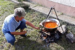 Kukoricafosztás: A Hagyományőrző és Nyugdíjas Klub programja